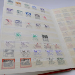 Vrac de timbres du monde neufs et oblitérés en un carton.