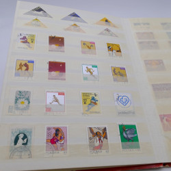 Vrac de timbres du monde neufs et oblitérés en un carton.