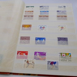 Vrac de timbres du monde neufs et oblitérés en un carton.