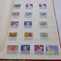 Vrac de timbres du monde neufs et oblitérés en un carton.