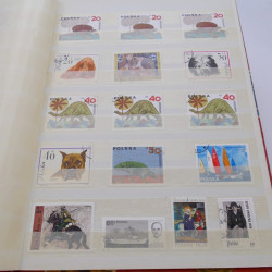 Vrac de timbres du monde neufs et oblitérés en un carton.