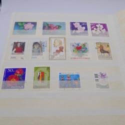 Vrac de timbres du monde neufs et oblitérés en un carton.