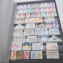 Vrac de timbres du monde neufs et oblitérés en un carton.