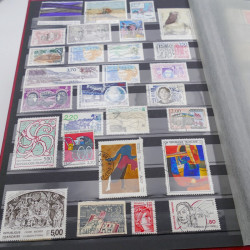 Vrac de timbres du monde neufs et oblitérés en un carton.