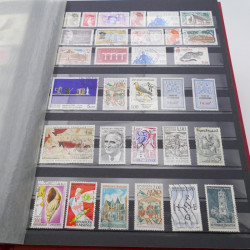 Vrac de timbres du monde neufs et oblitérés en un carton.