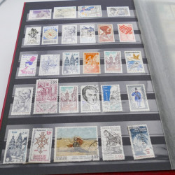 Vrac de timbres du monde neufs et oblitérés en un carton.