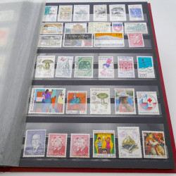 Vrac de timbres du monde neufs et oblitérés en un carton.