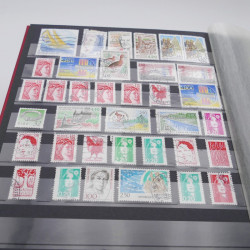 Vrac de timbres du monde neufs et oblitérés en un carton.