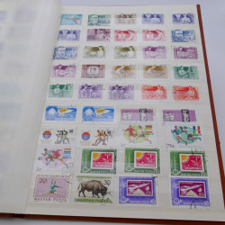 Vrac de timbres du monde neufs et oblitérés en un carton.