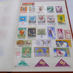 Vrac de timbres du monde neufs et oblitérés en un carton.