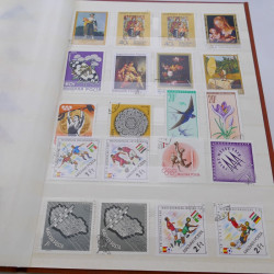 Vrac de timbres du monde neufs et oblitérés en un carton.