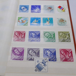 Vrac de timbres du monde neufs et oblitérés en un carton.