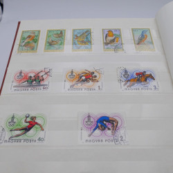 Vrac de timbres du monde neufs et oblitérés en un carton.