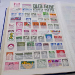 Vrac de timbres du monde neufs et oblitérés en un carton.