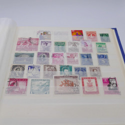 Vrac de timbres du monde neufs et oblitérés en un carton.