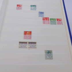 Vrac de timbres du monde neufs et oblitérés en un carton.