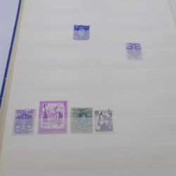 Vrac de timbres du monde neufs et oblitérés en un carton.