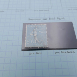 Vrac de timbres du monde neufs et oblitérés en un carton.