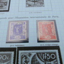 Vrac de timbres du monde neufs et oblitérés en un carton.