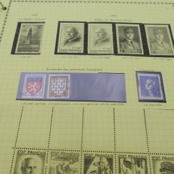 Vrac de timbres du monde neufs et oblitérés en un carton.