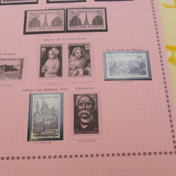 Vrac de timbres du monde neufs et oblitérés en un carton.