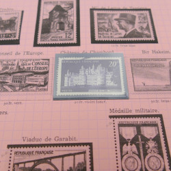 Vrac de timbres du monde neufs et oblitérés en un carton.