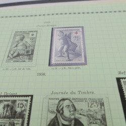 Vrac de timbres du monde neufs et oblitérés en un carton.