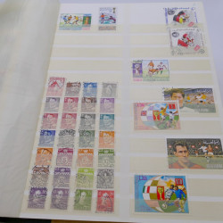 Vrac de timbres du monde neufs et oblitérés en un carton.