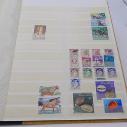 Vrac de timbres du monde neufs et oblitérés en un carton.