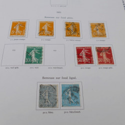 Vrac de timbres du monde neufs et oblitérés en un carton.