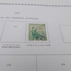 Vrac de timbres du monde neufs et oblitérés en un carton.