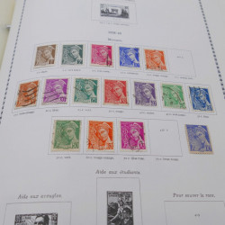 Vrac de timbres du monde neufs et oblitérés en un carton.