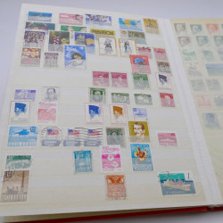 Vrac de timbres du monde neufs et oblitérés en un carton.