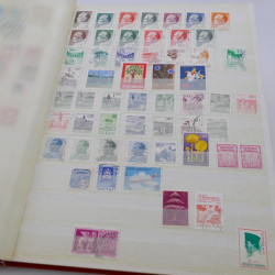 Vrac de timbres du monde neufs et oblitérés en un carton.