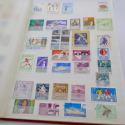 Vrac de timbres du monde neufs et oblitérés en un carton.