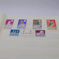 Vrac de timbres du monde neufs et oblitérés en un carton.