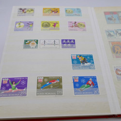 Vrac de timbres du monde neufs et oblitérés en un carton.