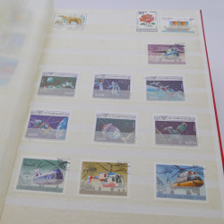 Vrac de timbres du monde neufs et oblitérés en un carton.