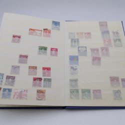 Vrac de timbres du monde neufs et oblitérés en un carton.