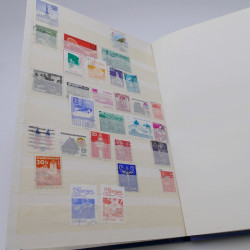 Vrac de timbres du monde neufs et oblitérés en un carton.