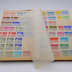 Vrac de timbres du monde neufs et oblitérés en un carton.