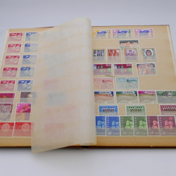 Vrac de timbres du monde neufs et oblitérés en un carton.