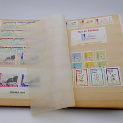 Vrac de timbres du monde neufs et oblitérés en un carton.