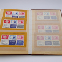 Vrac de timbres du monde neufs et oblitérés en un carton.