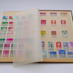 Vrac de timbres du monde neufs et oblitérés en un carton.