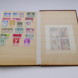 Vrac de timbres du monde neufs et oblitérés en un carton.