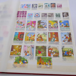 Vrac de timbres du monde neufs et oblitérés en un carton.