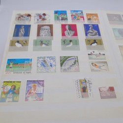 Vrac de timbres du monde neufs et oblitérés en un carton.