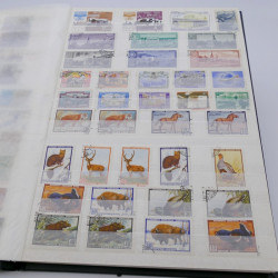 Vrac de timbres du monde neufs et oblitérés en un carton.