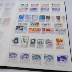 Vrac de timbres du monde neufs et oblitérés en un carton.